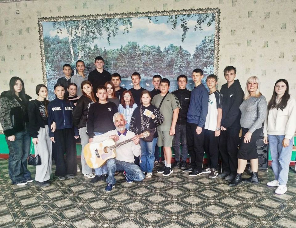 «Дыханье Родины храним!». В Школе № 16 г. Тореза прошла встреча с учащимися 8-11 классов, приуроченная к "Году Защитника Отечества" и 80-летию Победы