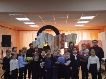 В Ясиноватском музее для школьников младших классов Донецкий кукольный театр показал спектакль "Осторожно, светофор!" с целью ознакомления детей с Правилами дорожного движения и обеспечения безопасности на дорогах