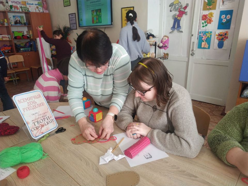 14 ноября 2025 года в ГБУ ЦСРИДИ г. Дебальцево прошло увлекательное занятие, посвященное теме рукоделия