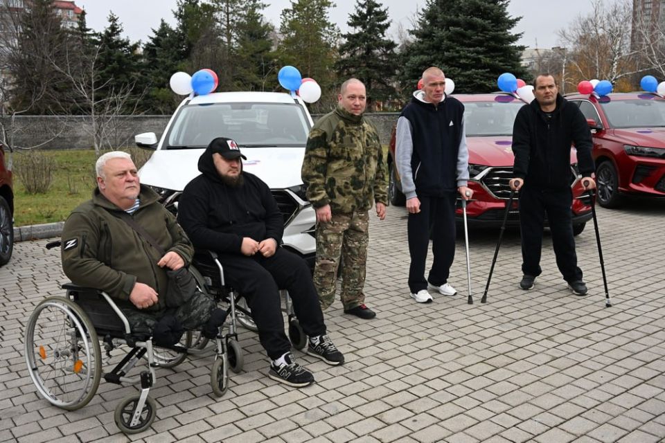 Пять ветеранов боевых действий ДНР получили ключи от новых автомобилей