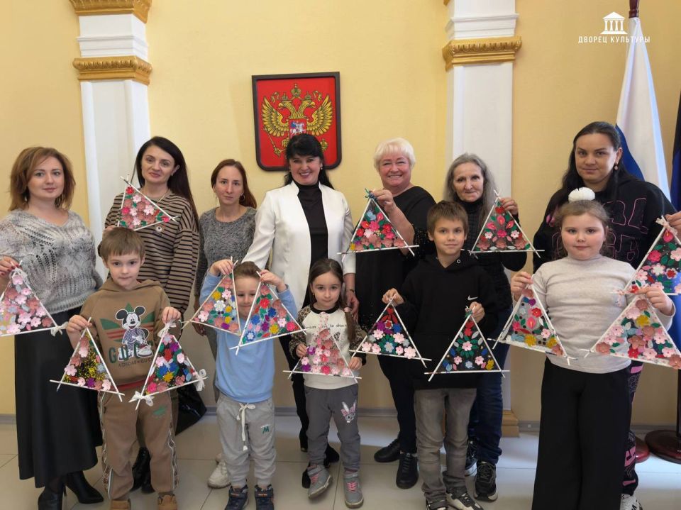 14 ноября в Харцызском городском Дворце культуры совместно с Отделением филиала Фонда «Защитники Отечества» по г. Харцызск состоялся мастер-класс по декоративному искусству