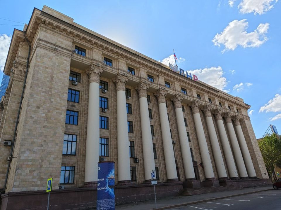 Сегодня в республике празднуется День парламентаризма ДНР