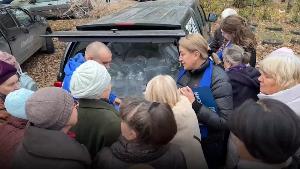 Привезли с командой «Единой России» воду жителям улицы Черниговской в Калининском районе Донецка