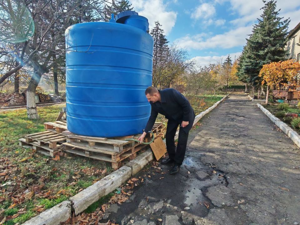 В рамках протокольного поручения Главы Республики Дениса Пушилина депутат Торезского городского совета Масленников Иван Игорьевич проконтролировал наличие воды в ранее установленной емкости по ул. Галилея