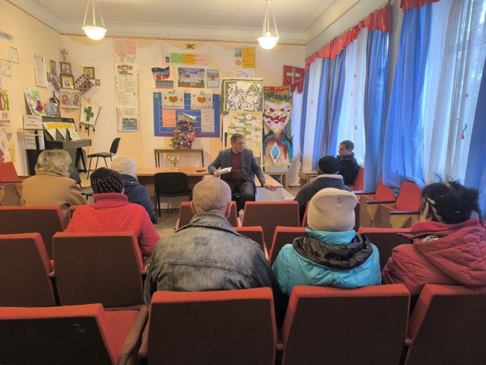 Жители Докучаевска обсудили важные вопросы с руководством округа