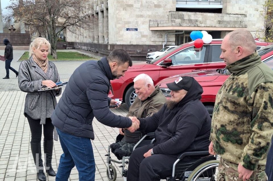 Глава ДНР вручил пяти ветеранам ключи от адаптированных автомобилей