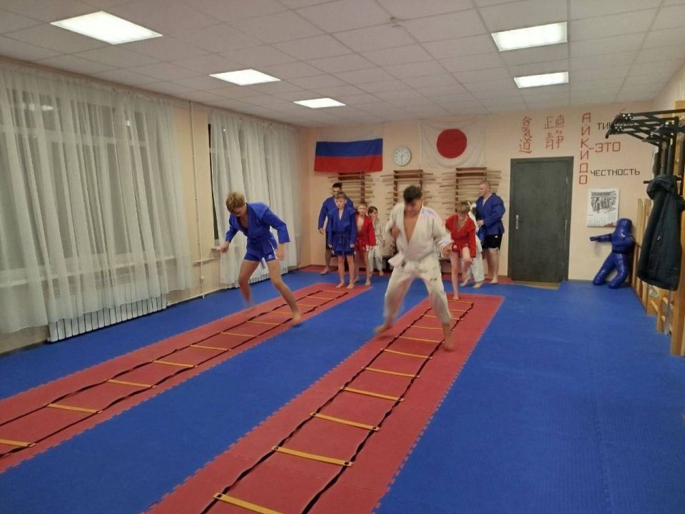 Сергей Желновач: Сегодня в МБУДО «Центр детского и юношеского творчества» воспитанники МБО ДО Спортивной школы секции самбо собрались, чтобы принять участие в увлекательной эстафете, в рамках проекта «Выбор сильных»