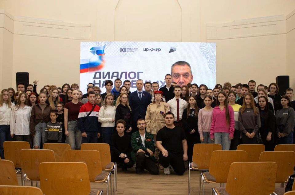 Герой РФ Шоломов рассказал молодежи Донбасса о мужестве и поддержке тыла