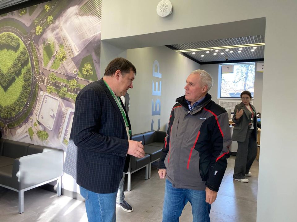 Евгений Поплавский: В ходе рабочего визита ознакомился с работой офиса Сбера в Харцызске, который находится на улице Вокзальной