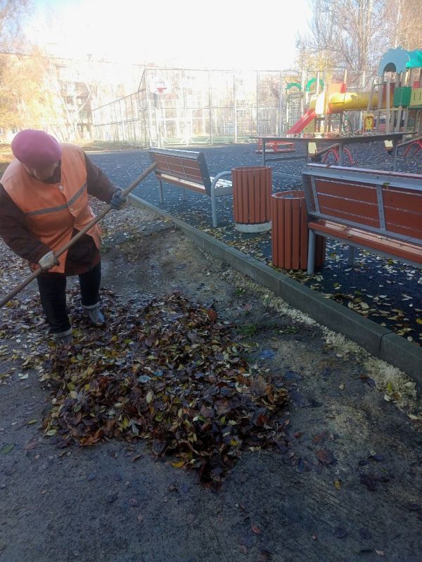С заботой об округе.. На 16.11.2025 г. сотрудниками МУП АГЯ "ЖЭК" выполнены следующие виды работ: Уборка территорий благоустройства на Ясиноватском участке Уборка территорий благоустройства на Авдеевском участке...