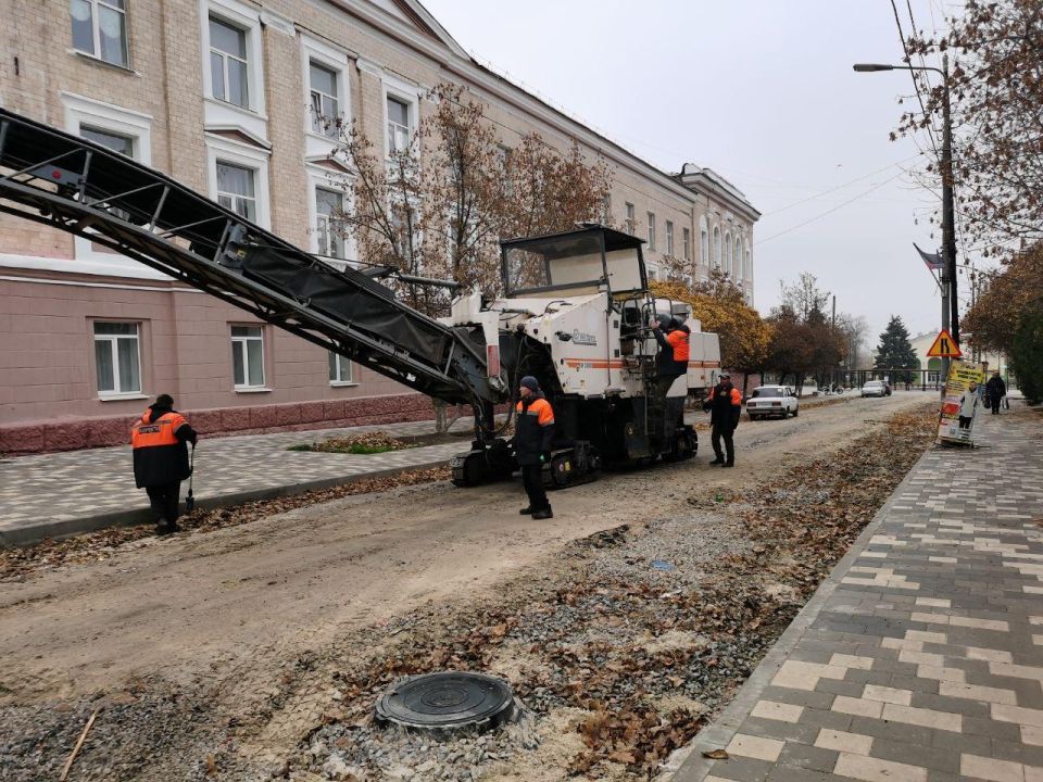 В Амвросиевке до конца года планируется обновить дорожное полотно по улице Ленина силами региона -шефа Амурской области