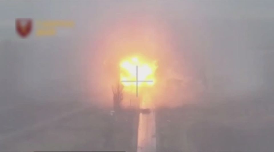 ВСУ пытаются нарушить логистику ВС РФ на Покровском направлении, поражаю трассу из Селидово на Покровск