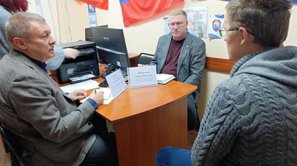 Во исполнение поручений Главы ДНР Дениса Пушилина заместитель председателя #Комитет_по_ЖКХ Виталий Золотнюк и Глава Володарского муниципального округа Сергей Юзвинкевич провели совместный прием граждан