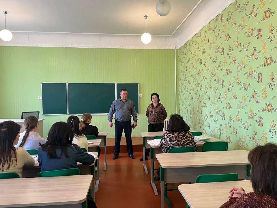 Заместитель главы муниципального образования городского округа Харцызск Виктория Рогожина совместно с заместителем главы муниципального образования городского округа Харцызск Виталием Легчилиным провели встречу с трудовым...