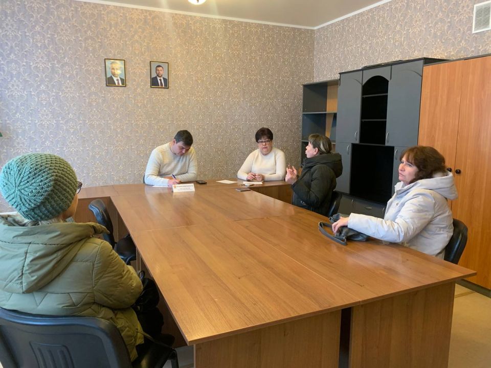 Сегодня, 17 ноября 2025 года, Глава муниципального образования городской округ Торез Артем Чесноков провел прием населения по личным вопросам