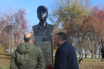 Первой точкой на маршруте памятных мест Донецка стала Аллея Славы в парке Ленинского Комсомола
