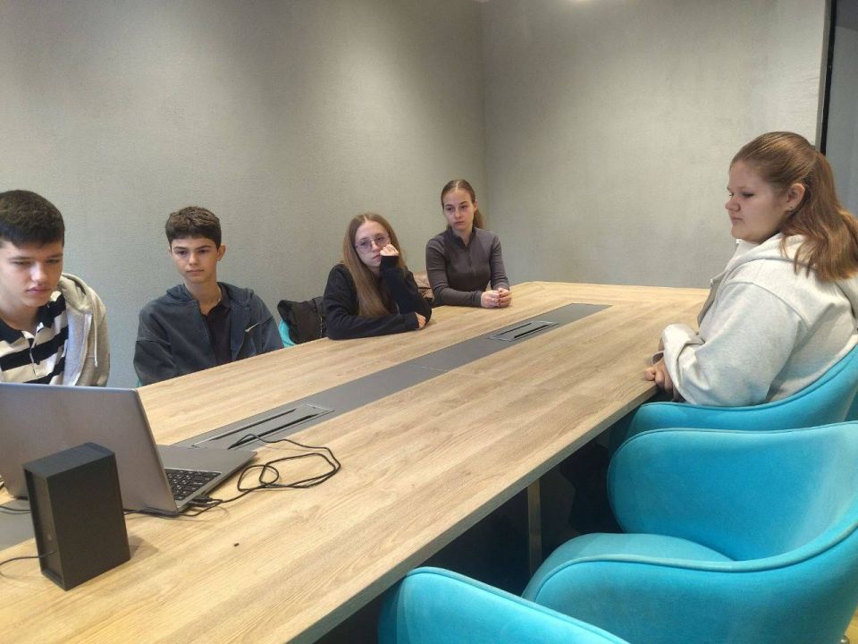 Встреча Юных дипломатов. На Доме молодежи состоялась встреча с почётным гостем лидером Дипломатического движения Ямала, выпускник клуба г.Надыма - Тимуром Садыковым, который в настоящее время учится в Китае! Во время встречи...