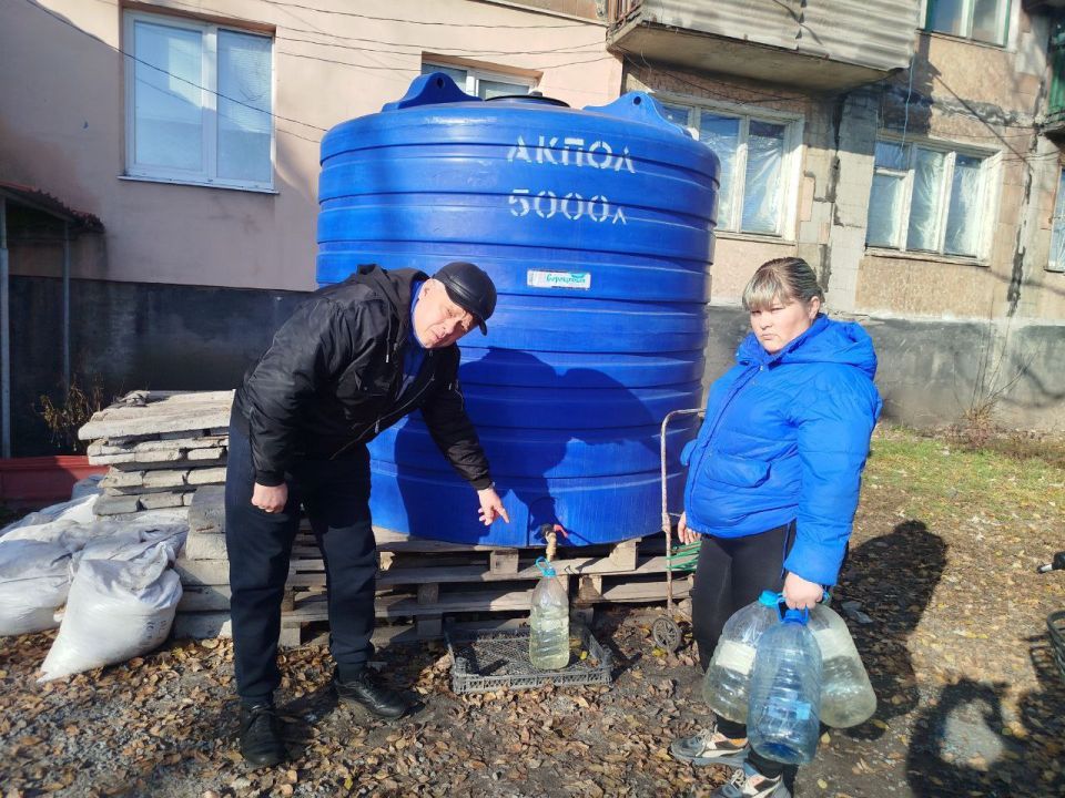 В рамках протокольного поручения Главы Республики Дениса Пушилина депутат Торезского городского совета Владимир Зайнутдинов проконтролировал наличие воды в ранее установленной емкости по ул. Высоцкого