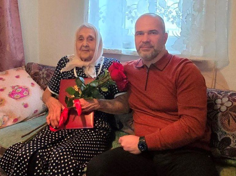 Долгожителя города Дебальцево поздравили с 90-летним юбилеем
