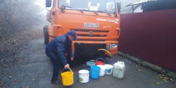 В Кировском внутригородском районе при поддержке региона-шефа Московская область продолжается подвоз воды для жителей домов, в которые в установленный графиком день не поступила вода