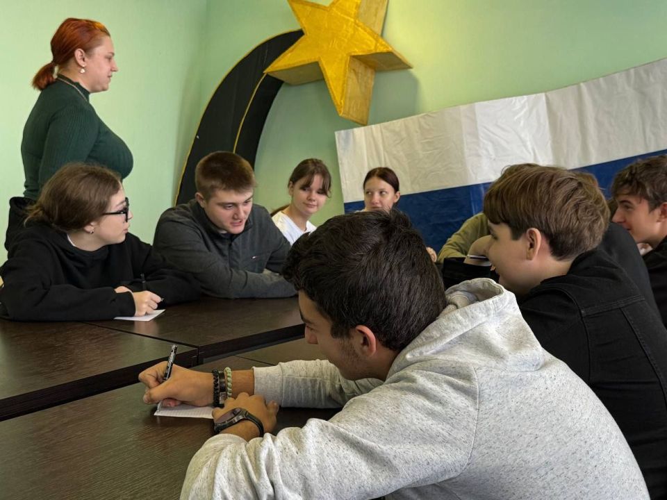 Сегодня, 17 ноября, сотрудники «Центр культуры и досуга города Дебальцево» провели увлекательный профориентационный урок для учеников 9 класса, посвященный миру профессий и будущей карьере