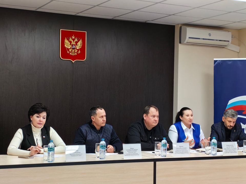 Александр Пеняев: Вместе с руководителем Центрального исполкома Донецкого регионального отделения «Единой России» Алексеем Муратовым, депутатом Народного Совета Анной Кондрыкинской и председателем Ясиноватского...