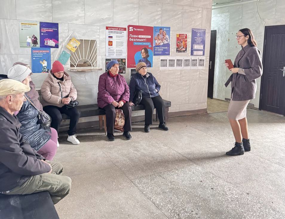 Сегодня заведующая Новоселовским территориальным сектором Администрации Тельмановского округа провела встречу с жителями села Новоселовка, на которой были рассмотрены следующие темы: