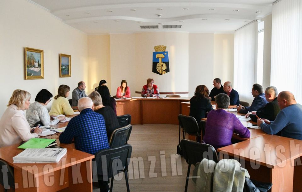 Алексей Кулемзин: В администрации г.о. Донецк состоялось заседание Комиссии по установлению мер социальной поддержки граждан, жилые помещения которых утрачены или повреждены в результате боевых действий