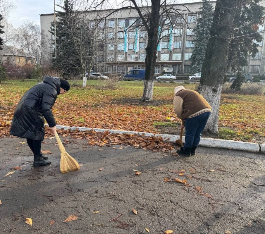 Сегодня, 18 ноября, сотрудники МБУ "Центр культуры и досуга города Дебальцево" продемонстрировали свою активную гражданскую позицию, приняв участие в экологическом субботнике