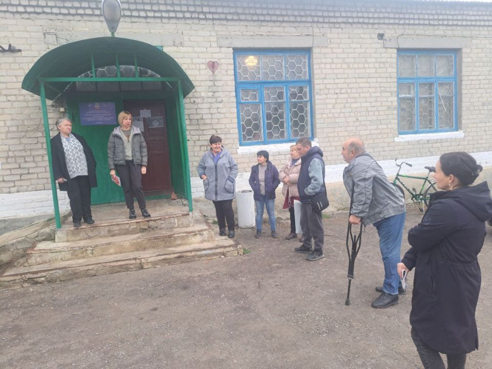 Врио начальника Петровского территориального отдела Матвеева Ирина Борисовна провела встречу с населением нашего села, в ходе которой обсуждались важные вопросы, касающиеся местной жизни