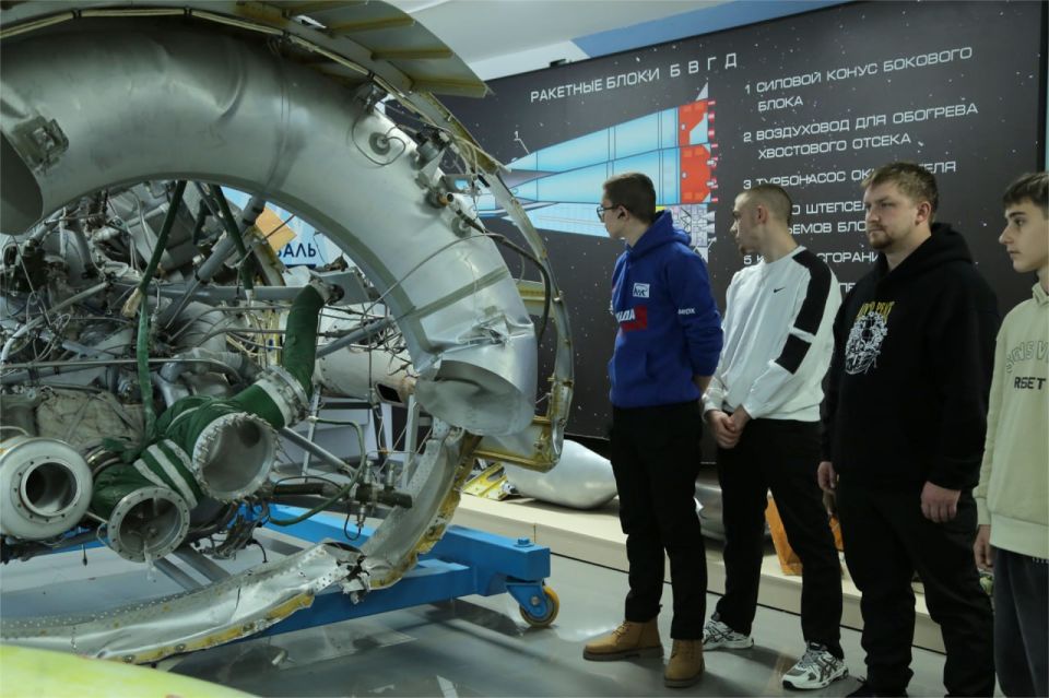 Школьники и студенты из Амвросиевки побывали на космодроме Восточный и в космическом музее Амурского госуниверситета