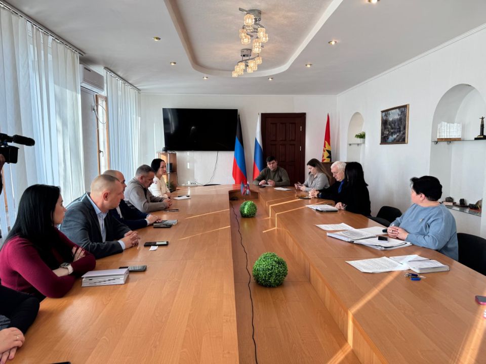 18 ноября, Глава городского округа Торез Чесноков А.В. провел заседание Штаба по вопросам здравоохранения с участием депутата Народного совета Донецкой Народной Республики Бедило А.Н., главных врачей медицинских учреждений...