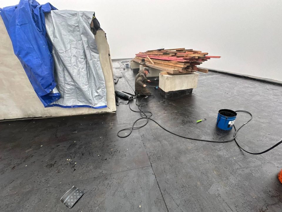 Нижегородские специалисты приступили к завершающим работам на крыше жилого дома в Харцызске