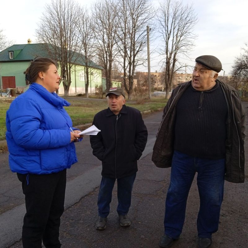 Сегодня, 18 ноября 2025 года, заведующий Новолуганского территориального сектора Анна Коваленко провела встречу с жителями улицы Олимпийской