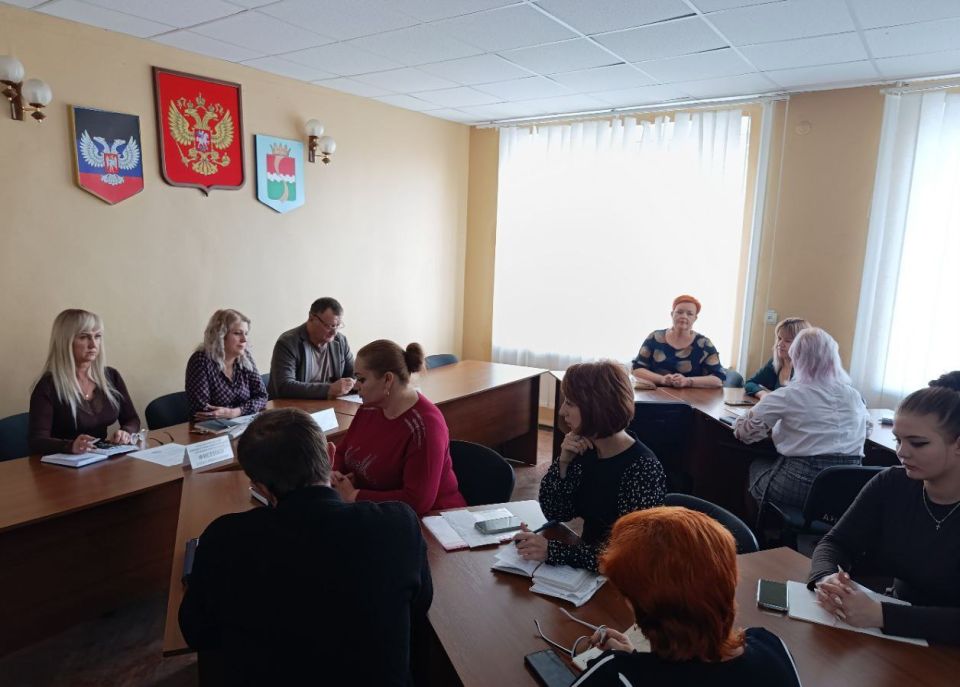 В ходе еженедельного аппаратного совещания с начальниками управлений, отделов, секторов администрации округа и руководителями учреждений рассмотрели ряд вопросов