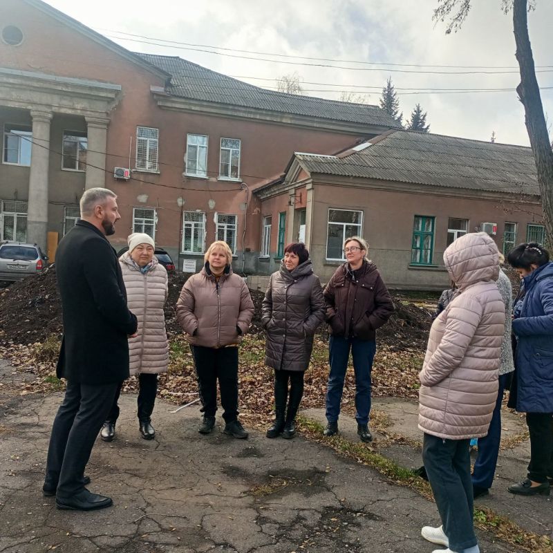 Во исполнение поручения Главы Республики Дениса Пушилина, 18 ноября, спикер-активист Алексей Боршош провел встречу с жителями Кировского района на подведомственной территории по адресу бульвар 8-го сентября, 7