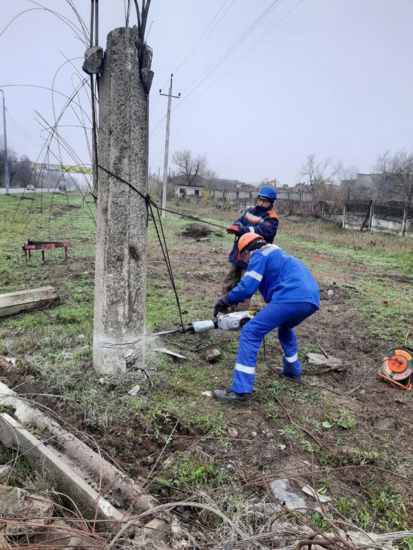 Специалистами службы энергохозяйства МУП "МАРИУПОЛЬТРАНС" выполнены работы по демонтажу аварийных опор контактной сети трамвая на пр. 1-го Мая