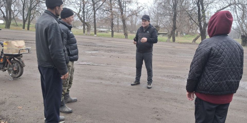 Сегодня, 18 ноября 2025 года провел встречу с жителями пгт.Луганское заведующий Луганского территориального сектора Хайитбоев Бобораим Маматович