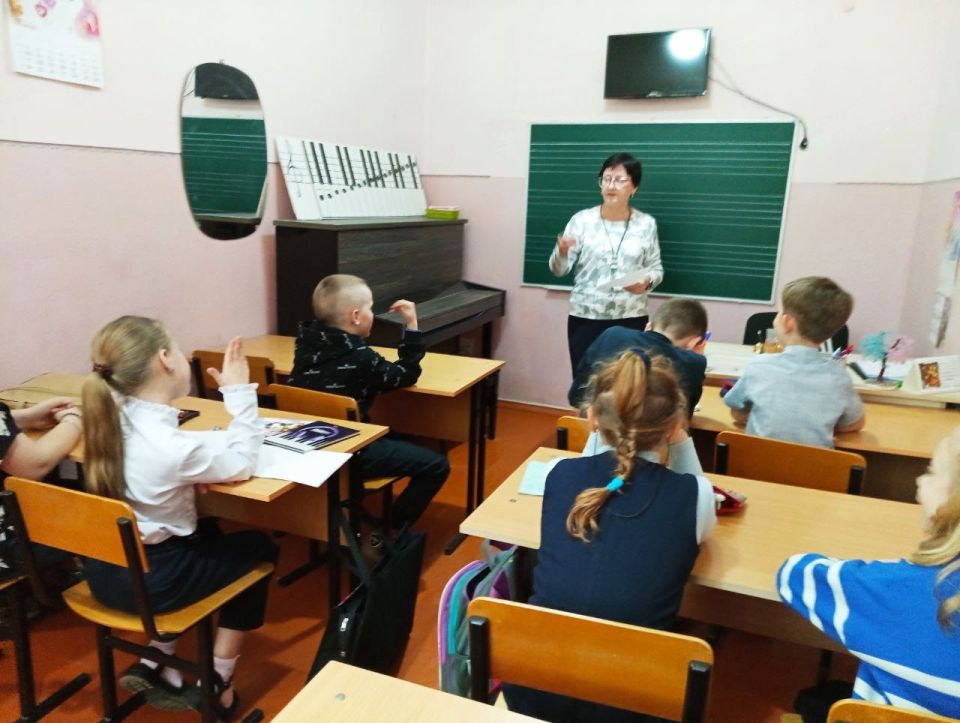 17 ноября в МБУДО"Зугрэсская ДШИ" преподаватель Середзинская Е.Н. провела профилактическую беседу для учащихся "Здоровое поколение"