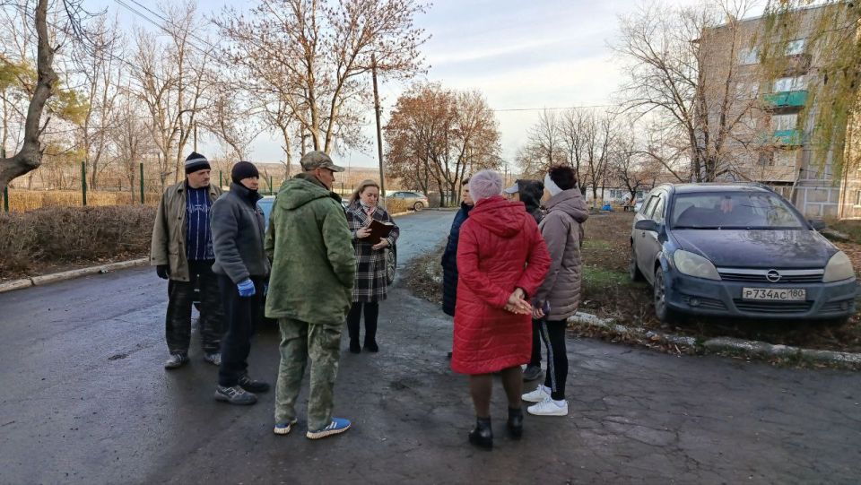 18 ноября депутат Макеевского городского созыва Донецкой Народной Республики первого созыва Алена Трякина провела встречу с жителями жилого массива Ханженково-Северный возле дома № 12 квартала 8