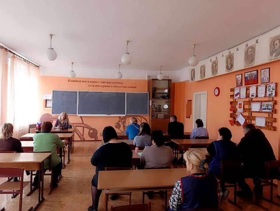 Заместитель главы администрации Амвросиевского муниципального округа Татьяна Разводова провела встречу с трудовым коллективом Белояровской школы