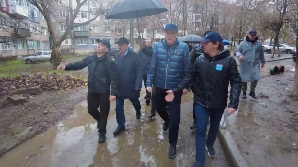 Андрей Чертков и губернатор Ленинградской области Александр Дрозденко проинспектировали ход ремонтно-восстановительных работ жилых и социальных объектов в Енакиеве