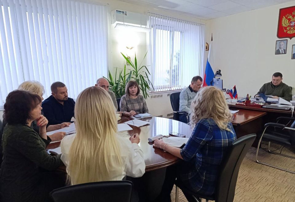 Глава Амвросиевского муниципального округа Игорь Лызов провёл рабочее совещание по вопросам ликвидации несанкционированных скоплений мусора