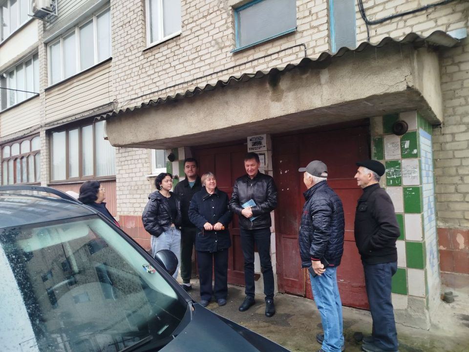 Заместитель главы администрации Старобешевского муниципального округа Сергей Осадчий провел сход граждан в городе Комсомольское, где жители подняли важные вопросы, касающиеся нестабильной работы системы водоотведения