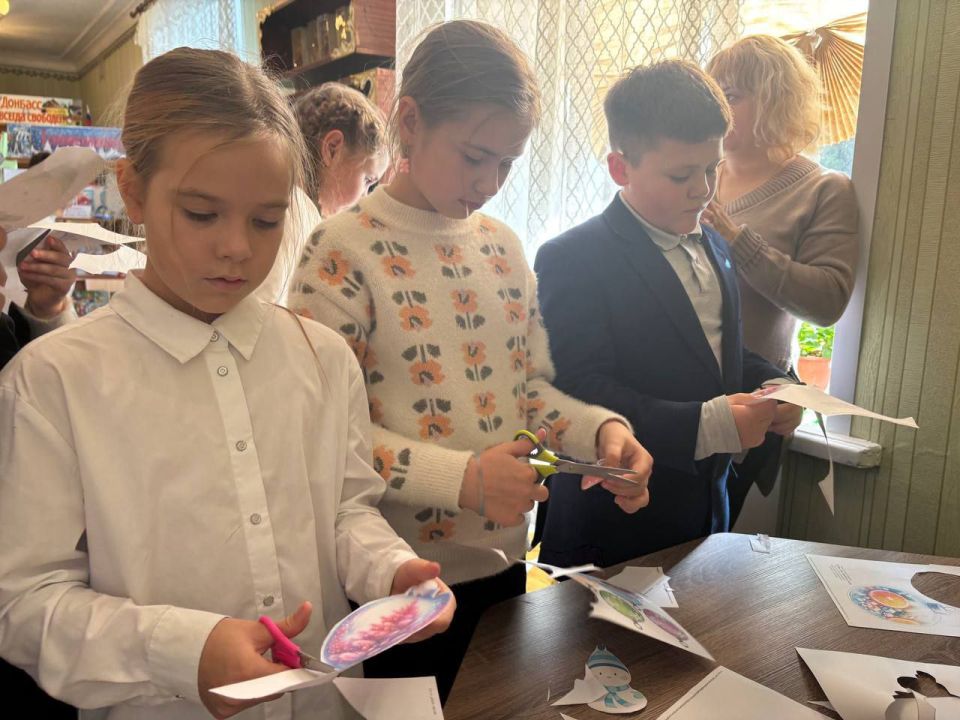 19 ноября ученики 4-А класса ГБОУ «Гимназия г.о. Тореза» приняли участие в интересном мероприятии, организованном в Детской городской библиотеке в честь дня рождения Деда Мороза