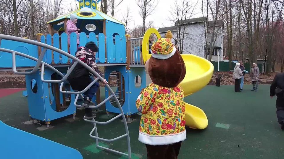 Председатель Правительства ДНР Андрей Чертков вместе с замгубернатора Челябинской области Александром Лазаревым и главой муниципального округа Александром Пеняевым проверили ход реконструкции парка Машиностроителей в...