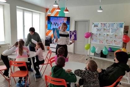 Дети из Мариуполя весело отметили день рождения Деда Мороза