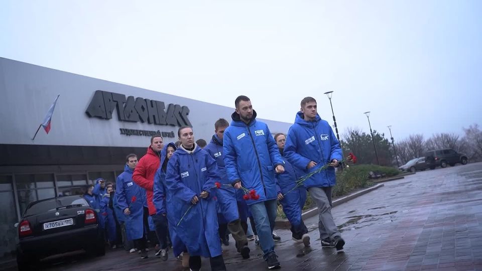 В День ракетных войск и артиллерии мы с командой возложили цветы у бюста «Корсы»