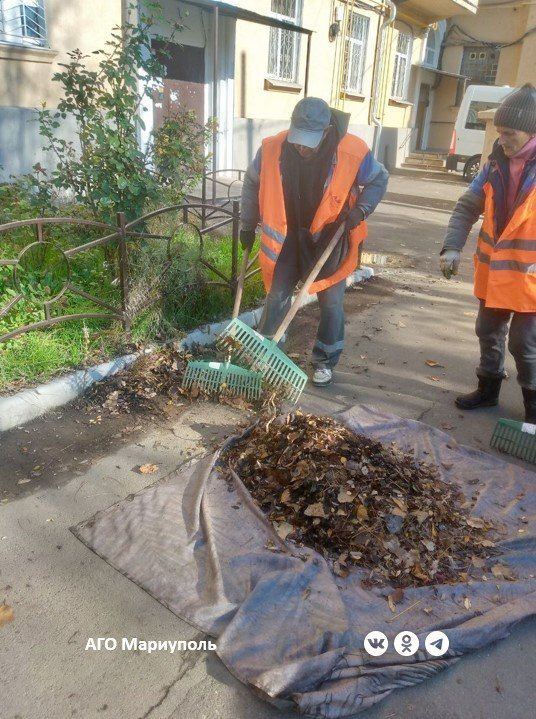 Мариупольские коммунальщики привели в порядок очередные придомовые территории