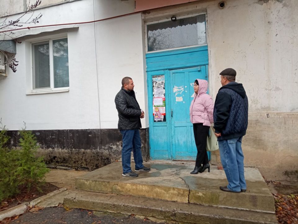 Председатель общественного совета Александр Горянный провел встречу с жителями дома №44 по улице Молодежной в Амвросиевке